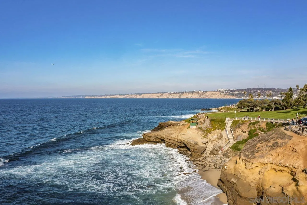 939 Coast Boulevard, Unit 4H La Jolla, CA 92037 - Photo 35 of 39 a view of an ocean