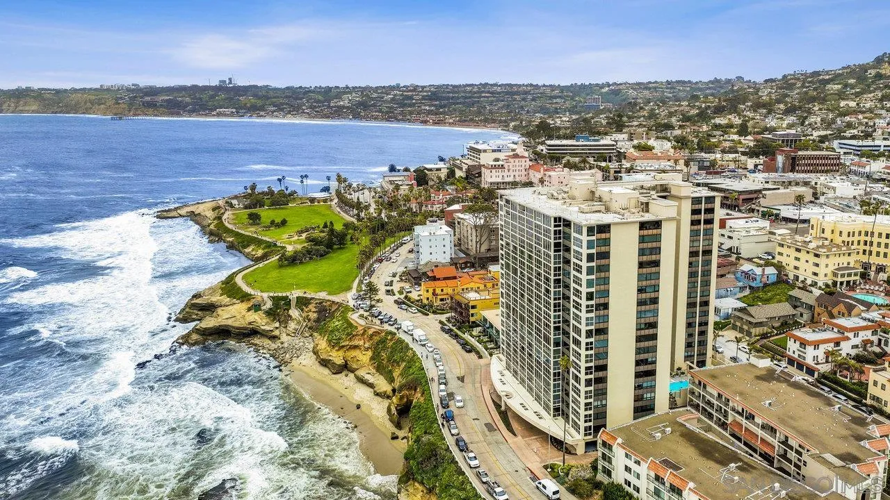 939 Coast Boulevard, Unit 4H La Jolla, CA 92037 - Photo 36 of 39 a view of a city