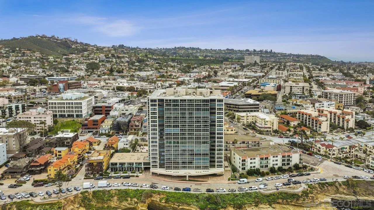 939 Coast Boulevard, Unit 4H La Jolla, CA 92037 - Photo 37 of 39 a view of a city
