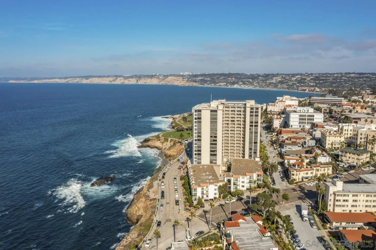 939 Coast Boulevard, Unit 4H La Jolla, CA 92037 - Photo 38 of 39 an aerial view of a city