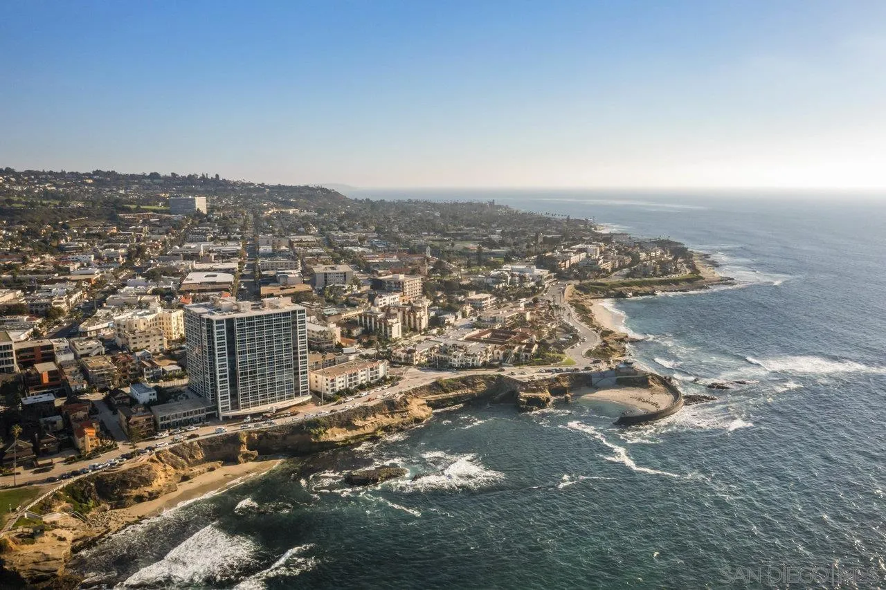 939 Coast Boulevard, Unit 4H La Jolla, CA 92037 - Photo 39 of 39 an aerial view of multiple house