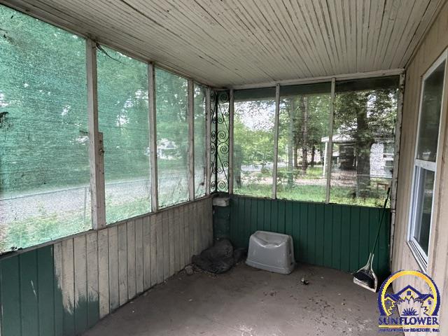 522 Southeast California Avenue Topeka, KS 66607 - Photo 2 of 10