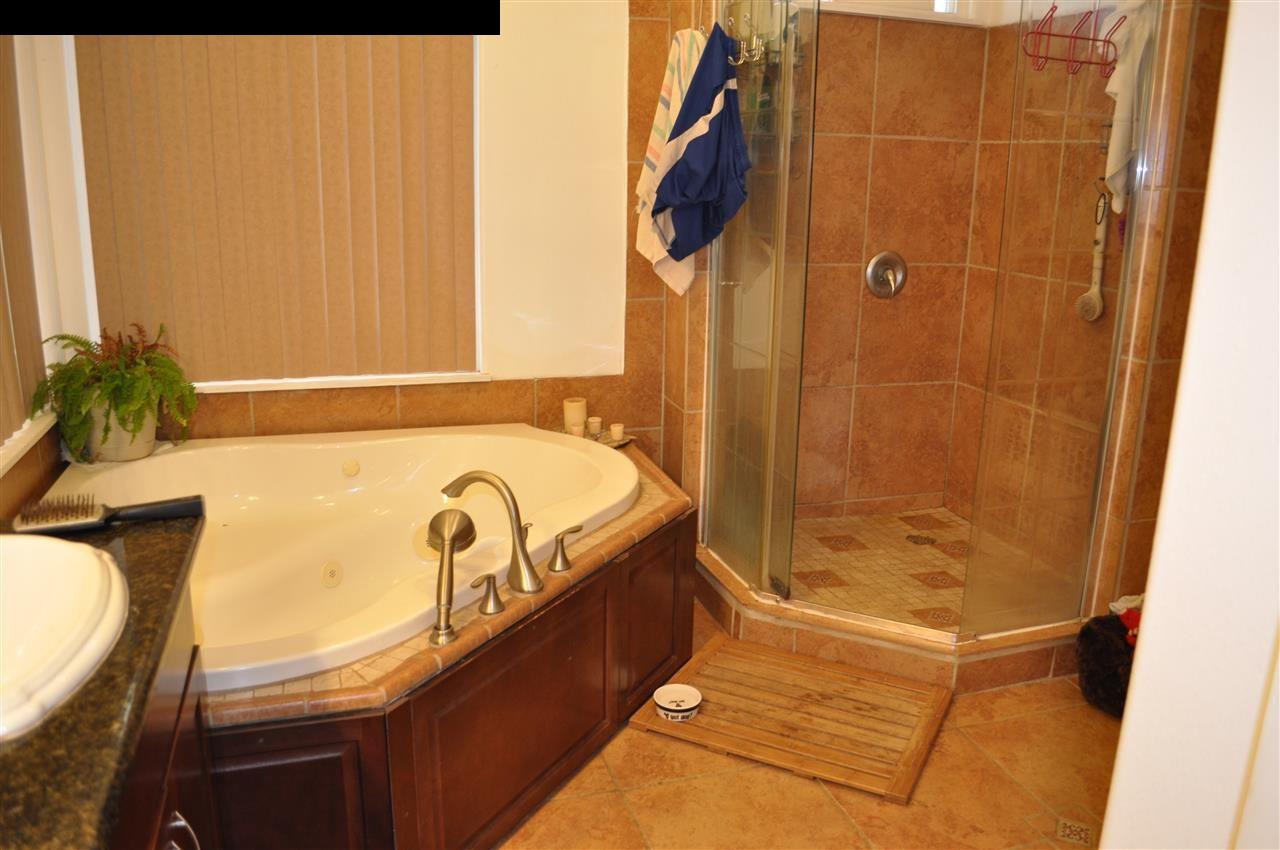 20 Pulehunui Road Kula, HI 96790 - Photo 18 of 30 a bathroom with shower and bathtub
