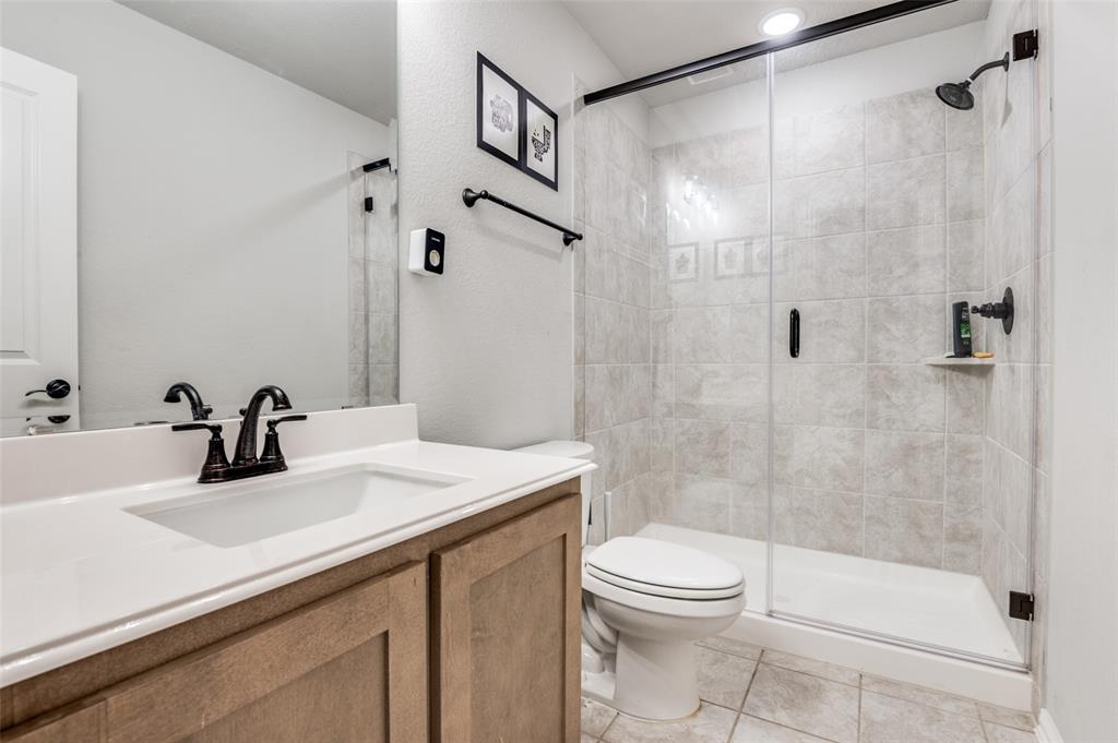 3149 Deer Lk Lane Mesquite, TX 75181 - Photo 13 of 24 a bathroom with a sink a toilet and shower