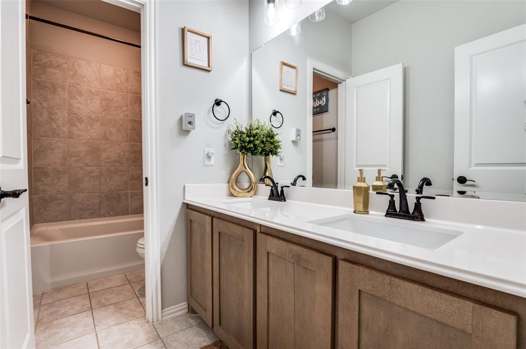 3149 Deer Lk Lane Mesquite, TX 75181 - Photo 14 of 24 a bathroom with a tub sink and mirror