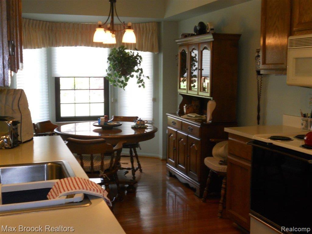 385 Meadow Bridge Drive, Unit 110 Rochester, MI 48307 - Photo 8 of 19 Eat-In Spcae in Kitchen.JPG