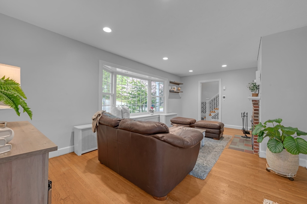 71 Morningside Road Worcester, MA 01602 - Photo 11 of 42 a living room with furniture and a potted plant