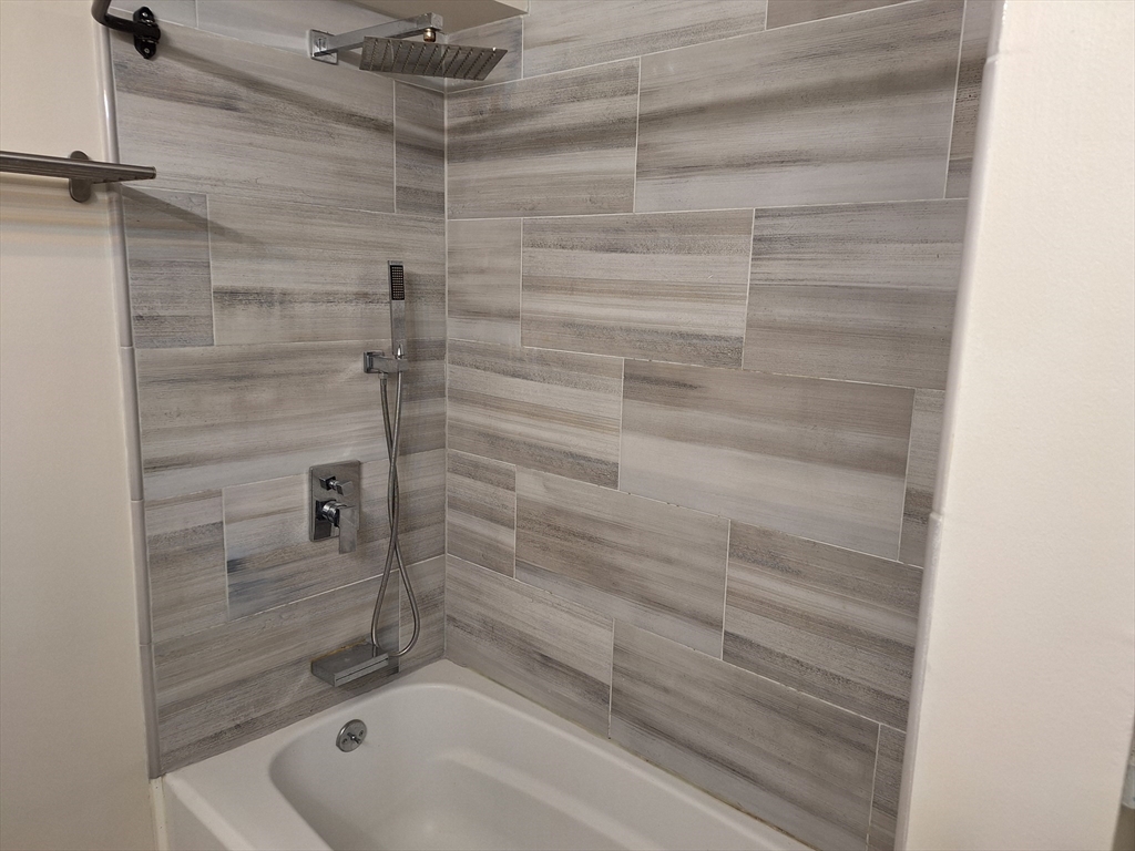 4 Beal's Cove Road, Unit F Hingham, MA 02043 - Photo 6 of 22 a bathroom with a bathtub