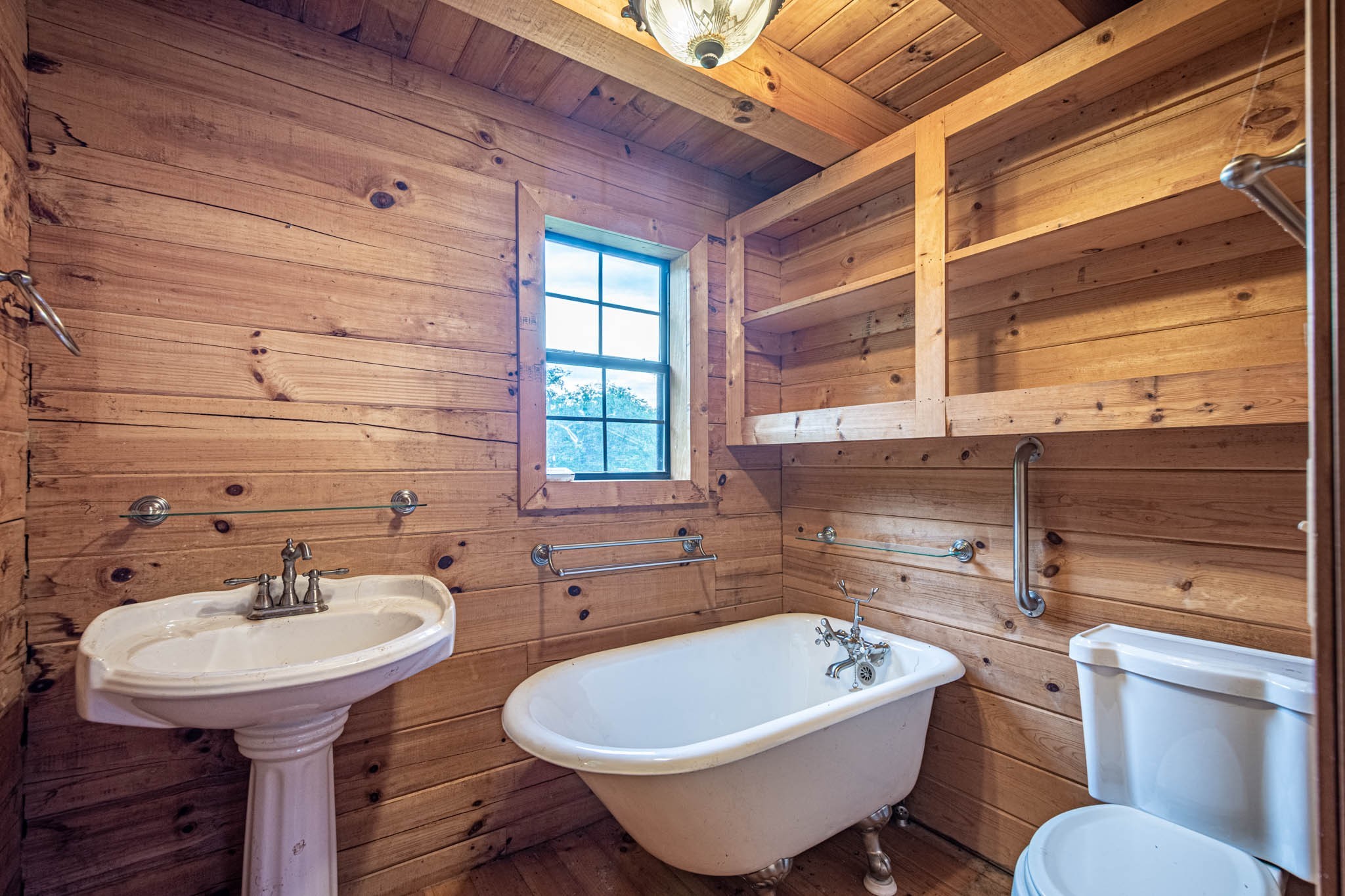 860 Loyd Road Pulaski, TN 38478 - Photo 57 of 70 a bathroom with a sink a toilet and bathtub