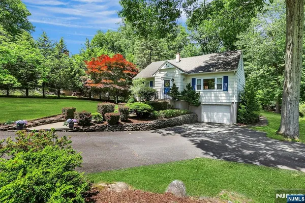 $799,999 | 522 Helena Avenue, Wyckoff, NJ 07481
