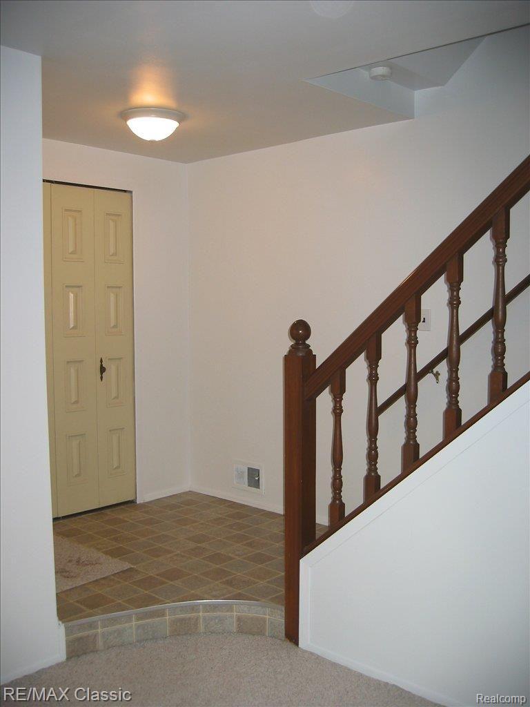 8688 Common Road Warren, MI 48093 - Photo 5 of 7 Foyer