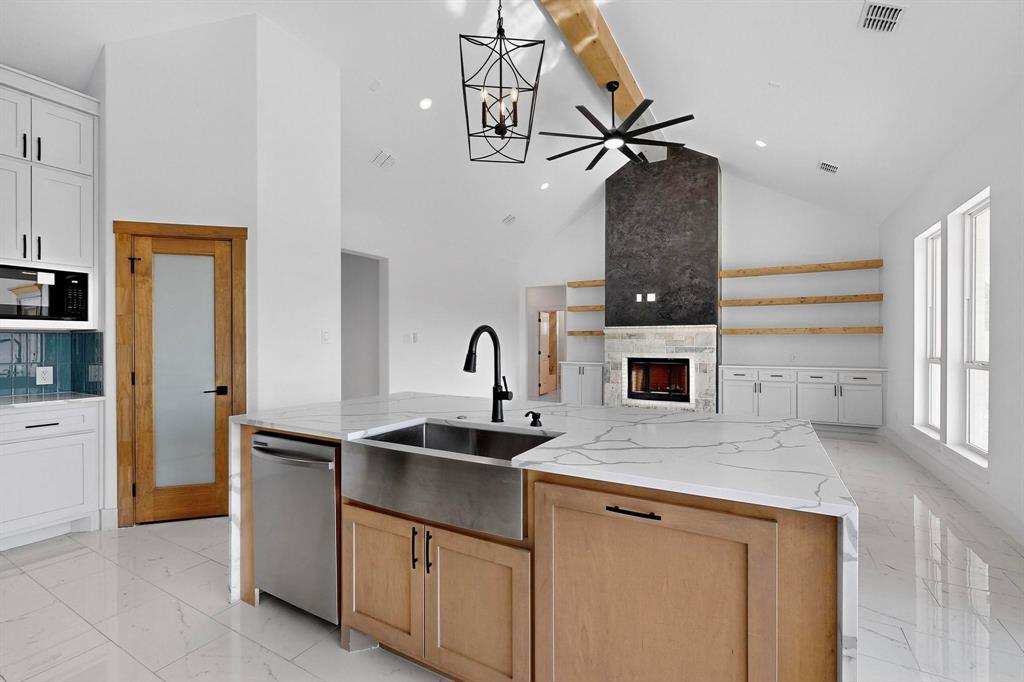 1025 Gonzollas Road Springtown, TX 76082 - Photo 13 of 37