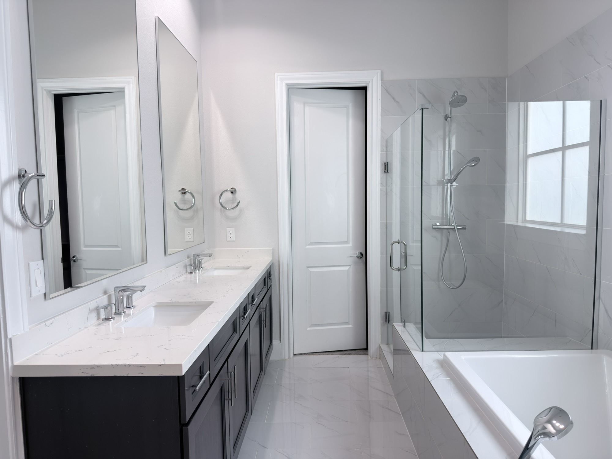 815 Bringhurst Street Houston, TX 77020 - Photo 17 of 19 PRIMARY BATHROOM