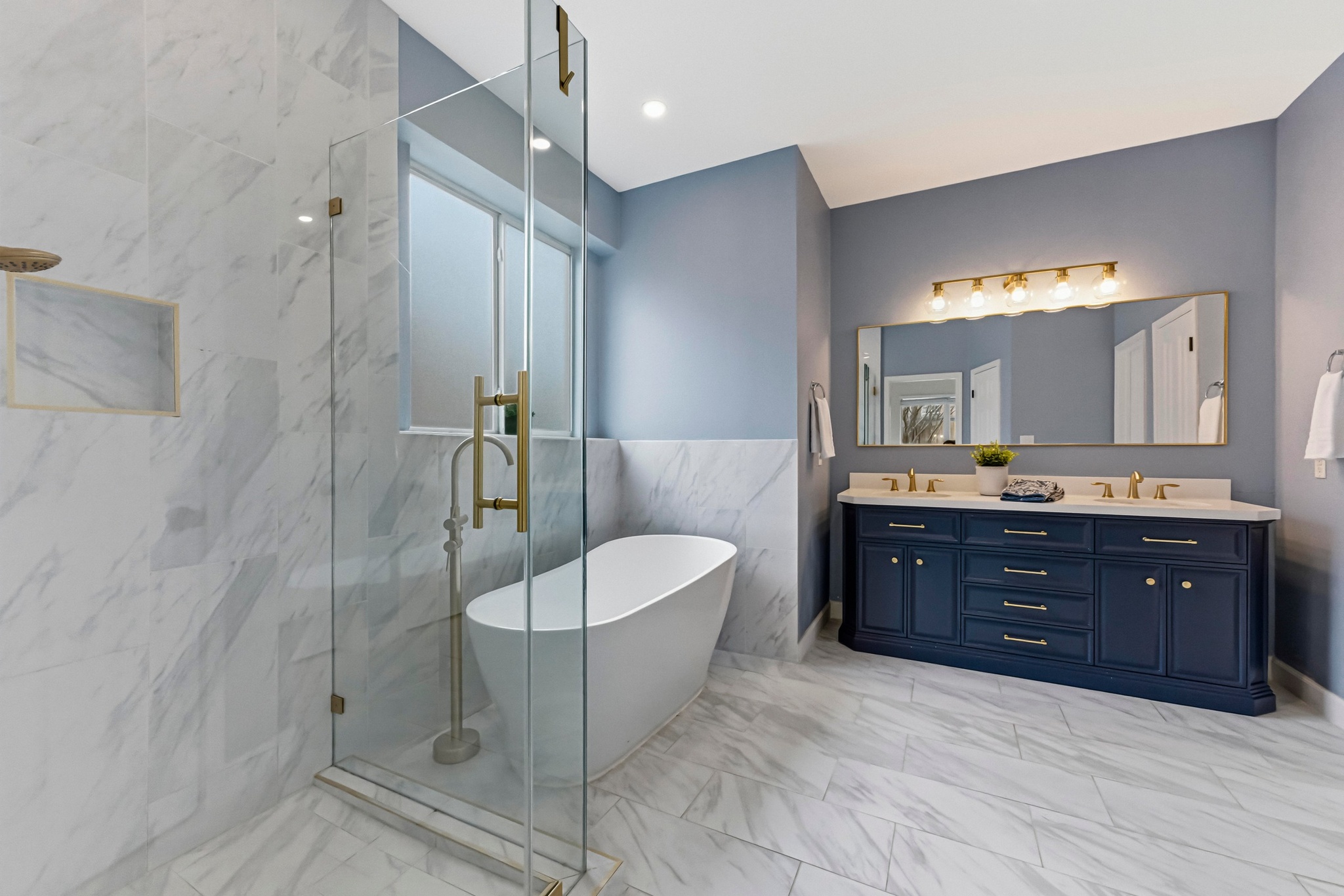 11200 Savin Hill Lane Austin, TX 78739 - Photo 11 of 32 a spacious bathroom with a tub sink and mirror