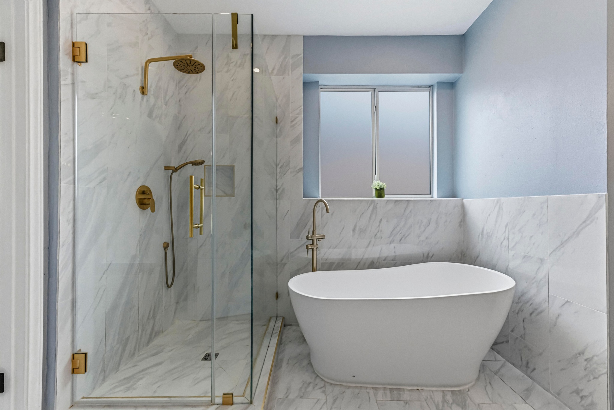 11200 Savin Hill Lane Austin, TX 78739 - Photo 12 of 32 a bathroom with a toilet and a shower