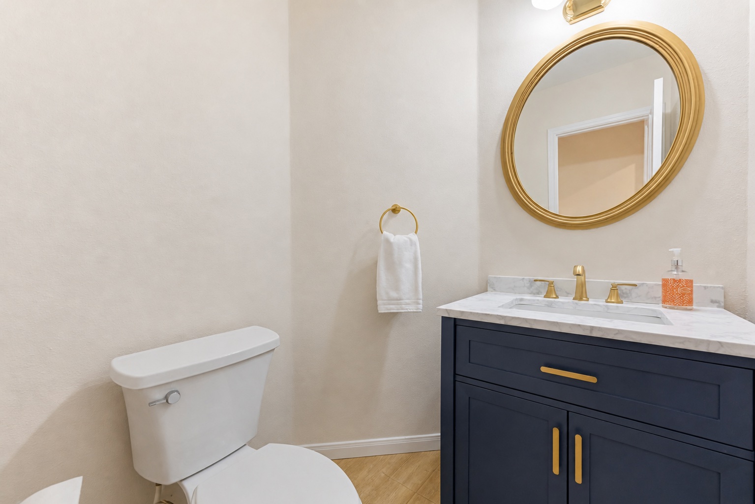 11200 Savin Hill Lane Austin, TX 78739 - Photo 15 of 32 a bathroom with a toilet a sink and a mirror