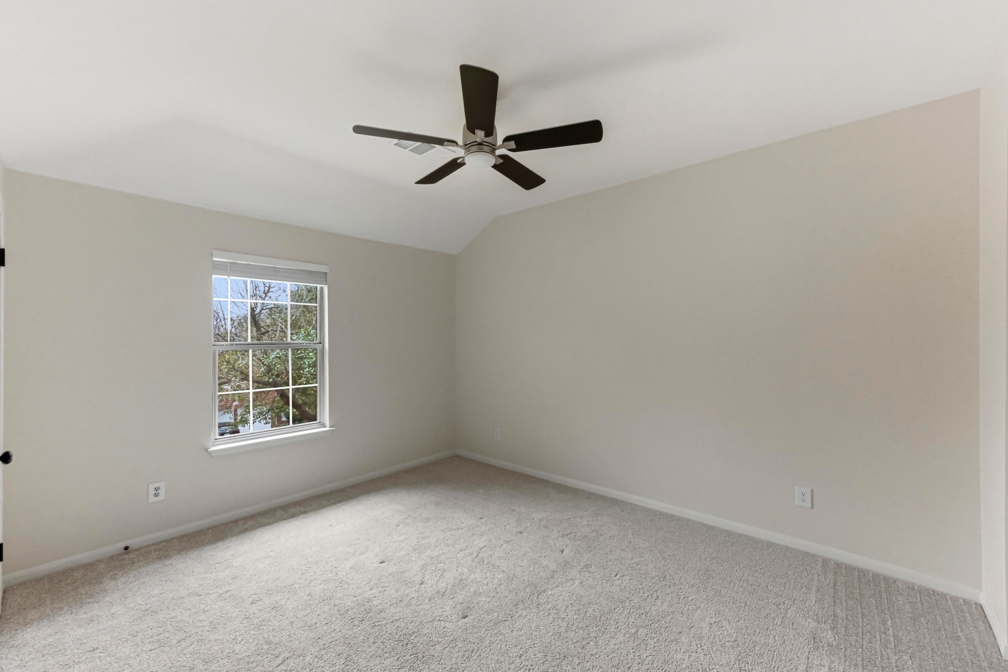 11200 Savin Hill Lane Austin, TX 78739 - Photo 20 of 32 an empty room with windows