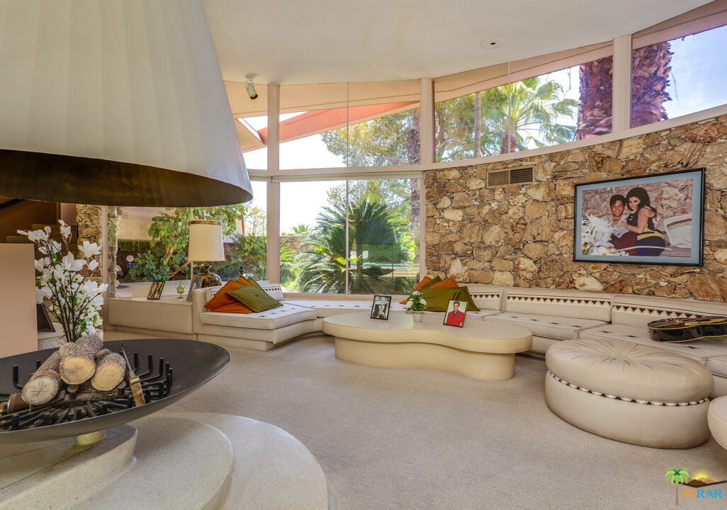 1350 Ladera Circle Palm Springs, CA 92262 - Photo 19 of 50 a room with furniture and a large window