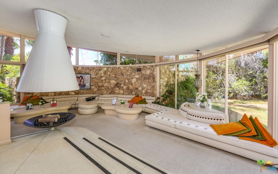 1350 Ladera Circle Palm Springs, CA 92262 - Photo 20 of 50 a room with furniture and a large window
