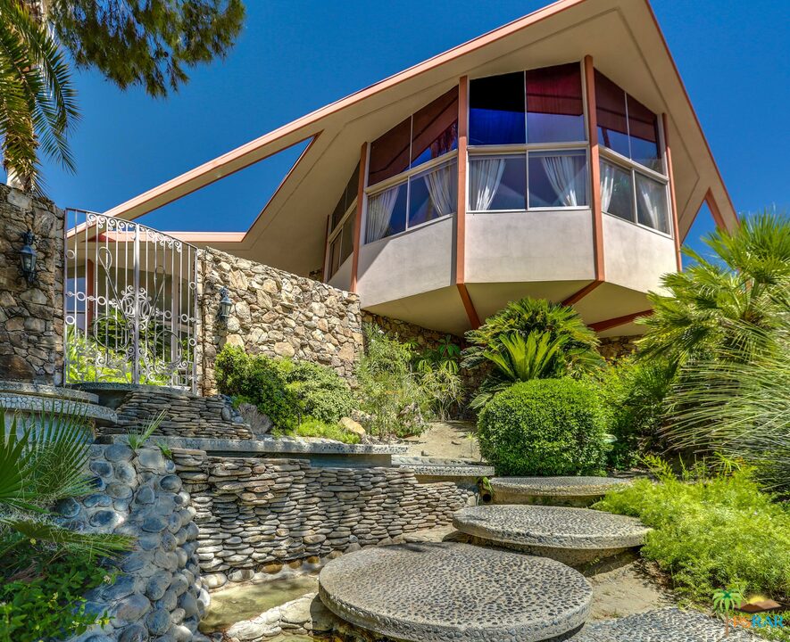 1350 Ladera Circle Palm Springs, CA 92262 - Photo 3 of 50 a backyard of a house with outdoor seating