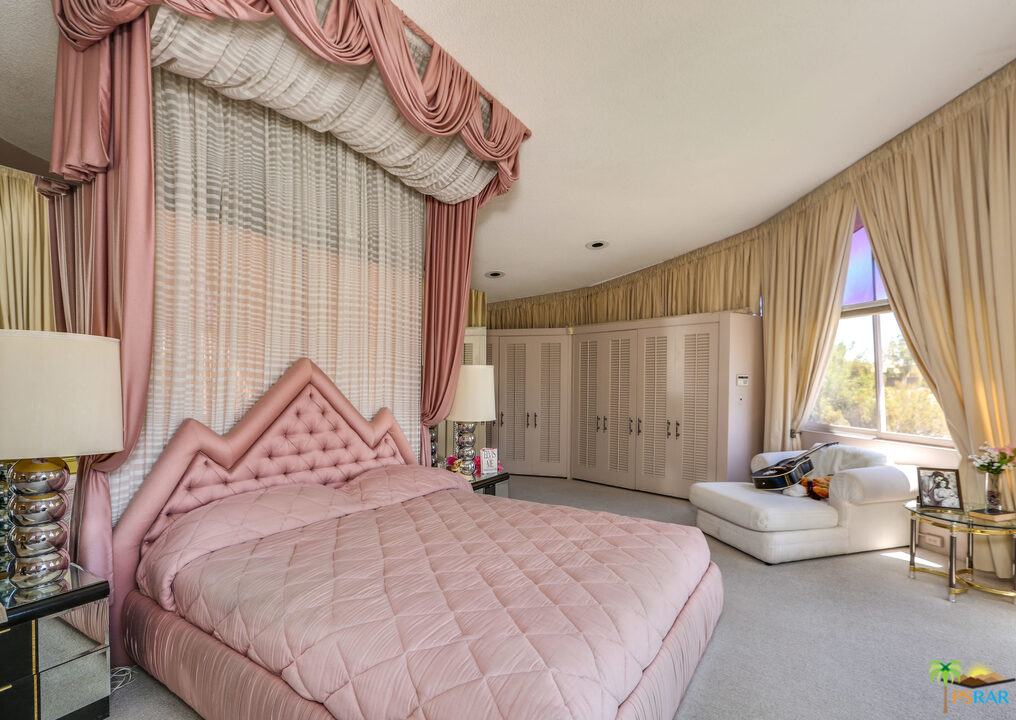 1350 Ladera Circle Palm Springs, CA 92262 - Photo 39 of 50 a bedroom with a bed and a window