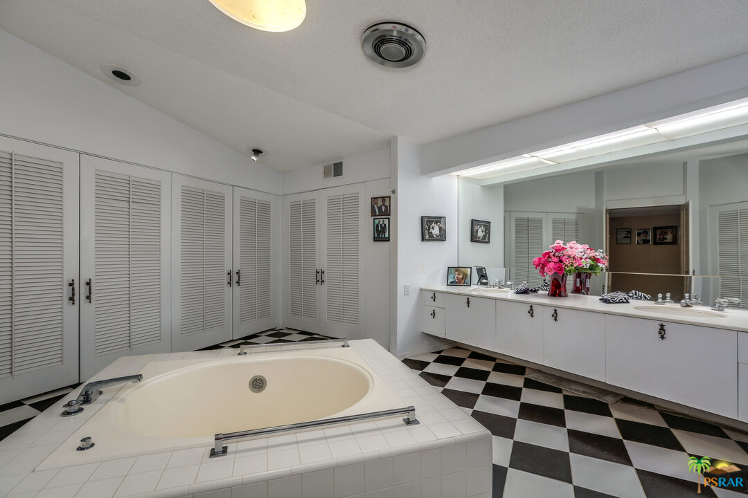 1350 Ladera Circle Palm Springs, CA 92262 - Photo 41 of 50 a bathroom with a bathtub and a sink