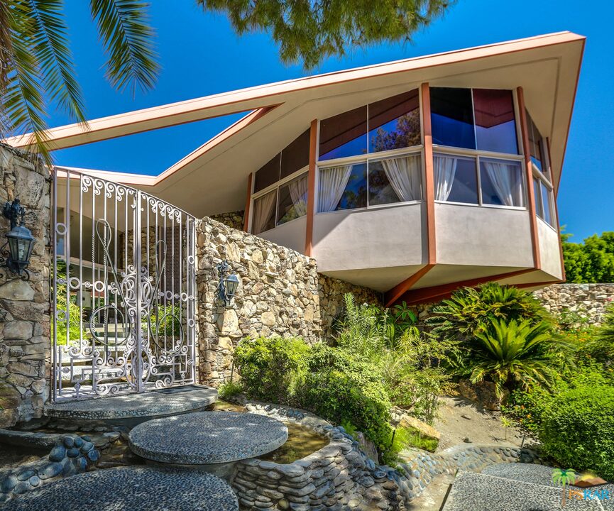 1350 Ladera Circle Palm Springs, CA 92262 - Photo 5 of 50 a view of balcony with a potted plant
