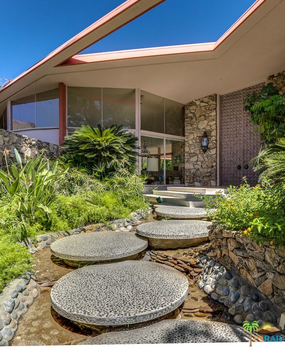 1350 Ladera Circle Palm Springs, CA 92262 - Photo 7 of 50 a view of a backyard with plants and outdoor seating