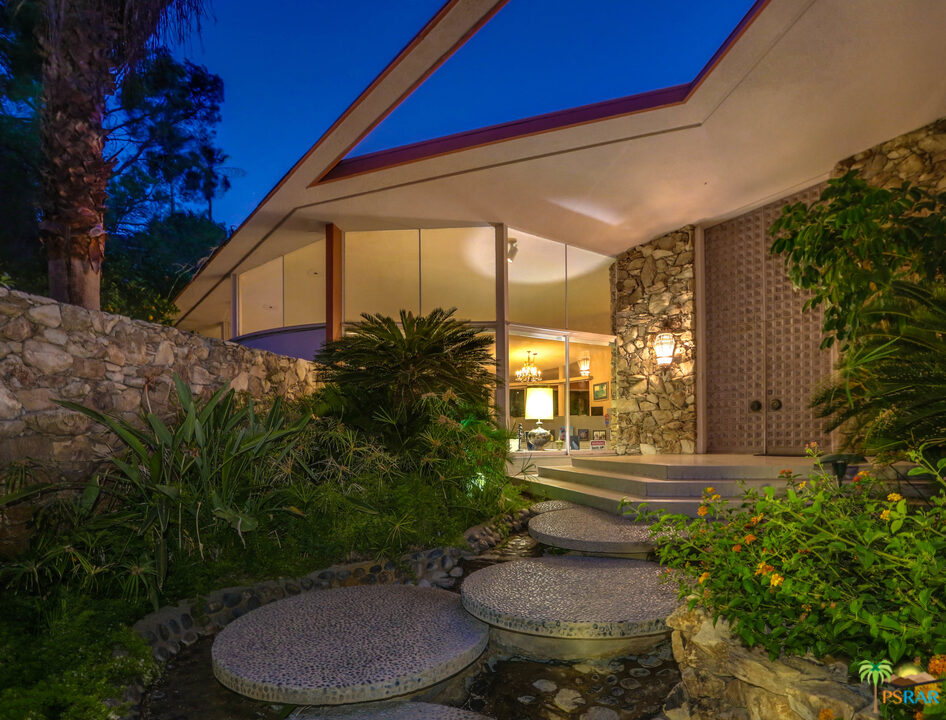 1350 Ladera Circle Palm Springs, CA 92262 - Photo 8 of 50 a view of a backyard with plants and a patio