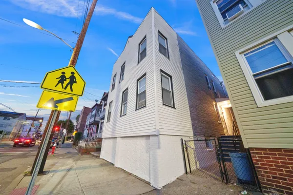 $2,200 | 160 Garfield Avenue, Unit 1F, Jersey City, NJ 07305