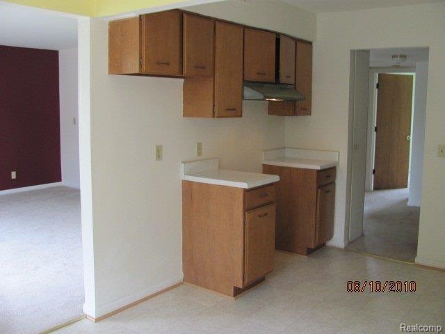 407 West Highland Road, Unit 2 Howell, MI 48843 - Photo 5 of 9 10 Kitchen