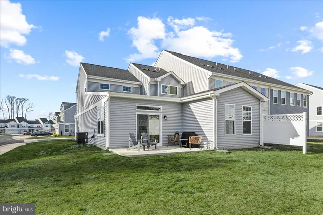 a view of a house with backyard