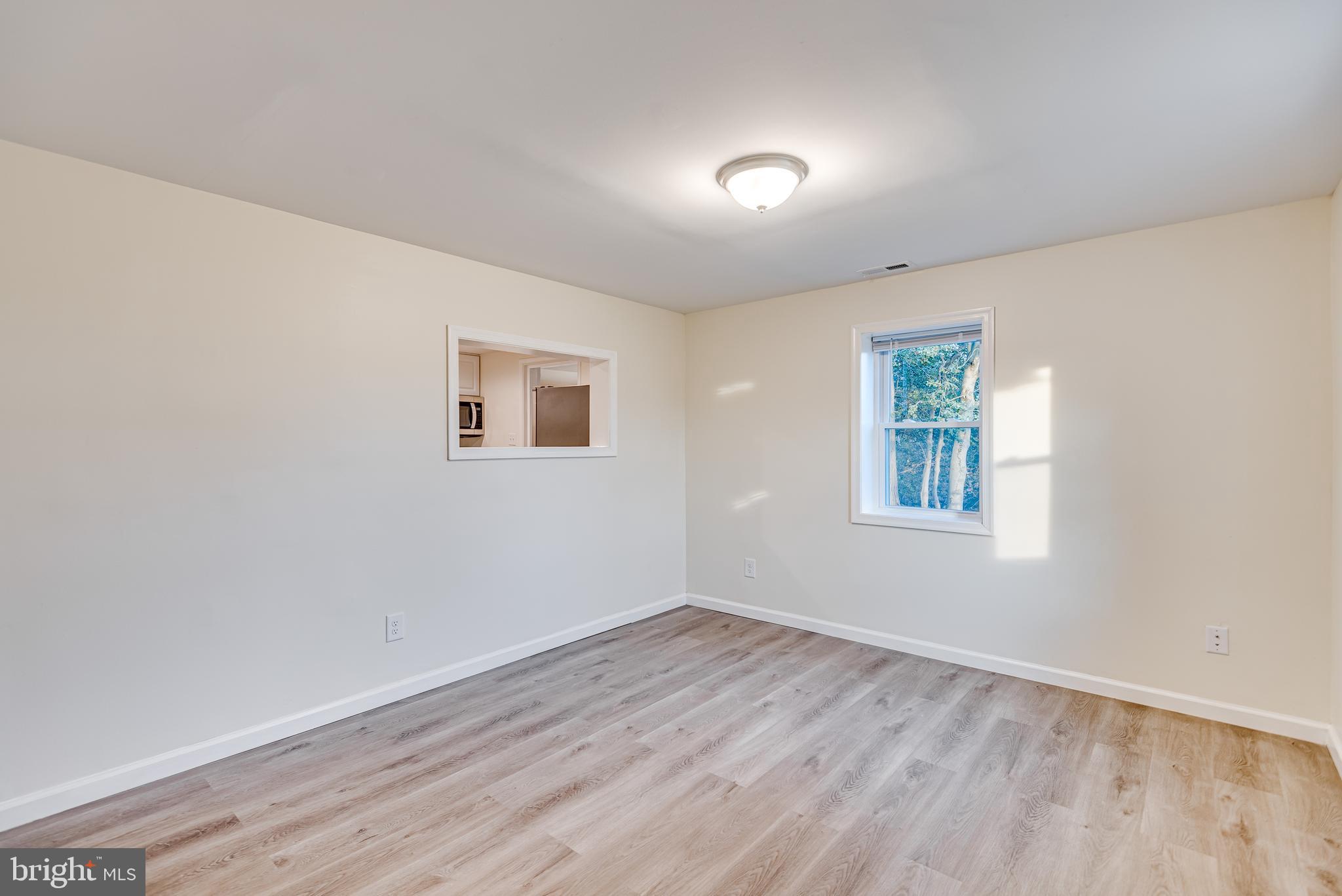 1558 Bay Head Road Annapolis, MD 21409 - Photo 9 of 33 Living Room