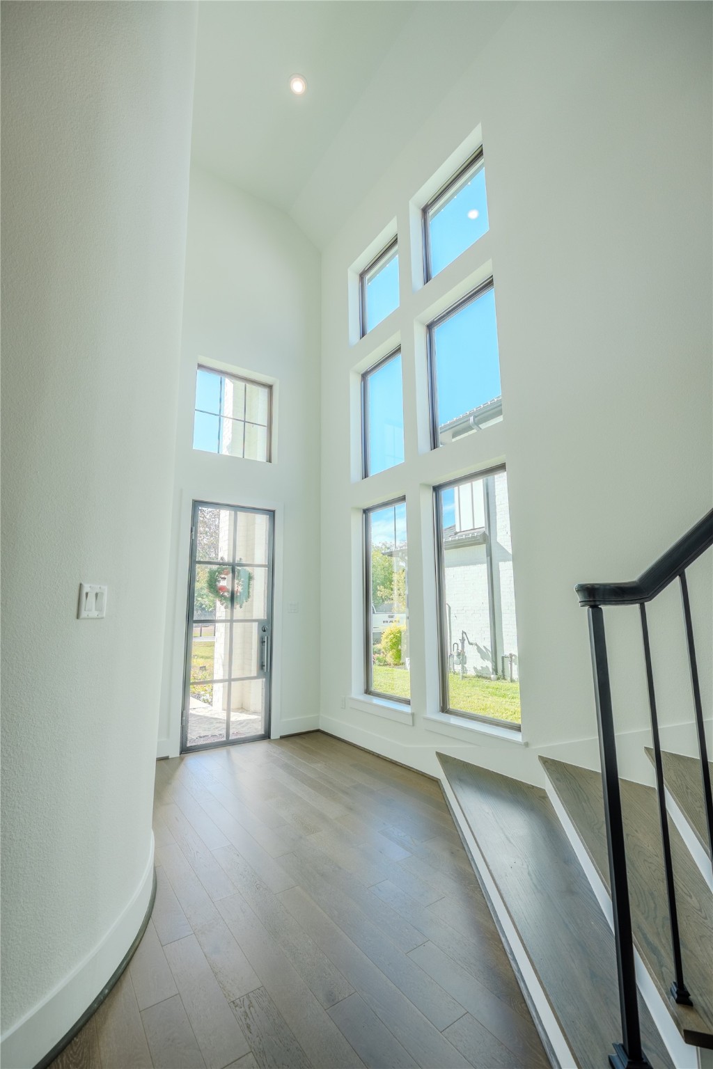 8810 Carousel Lane Houston, TX 77080 - Photo 5 of 37 an empty room with windows