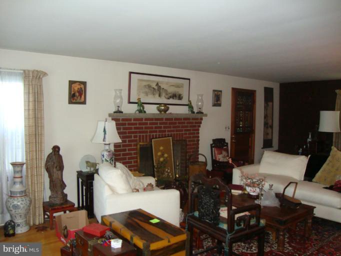 995 Valewood Road Towson, MD 21286 - Photo 7 of 18 Living Room