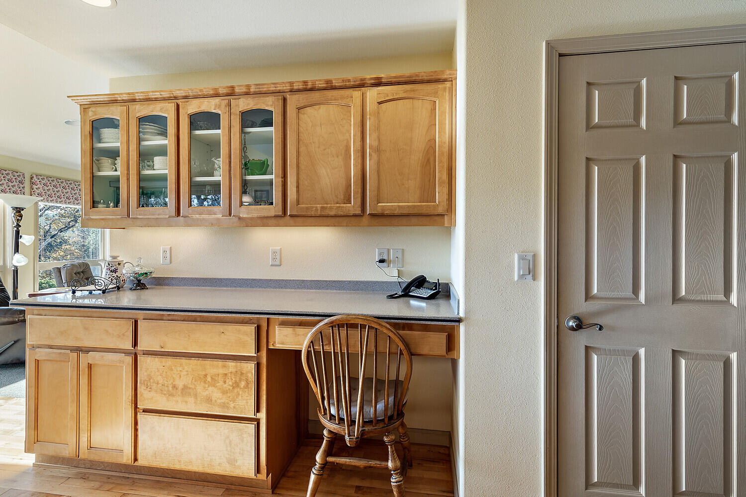 726 Busch Road Trail, OR 97541 - Photo 18 of 71 Built-in Desk