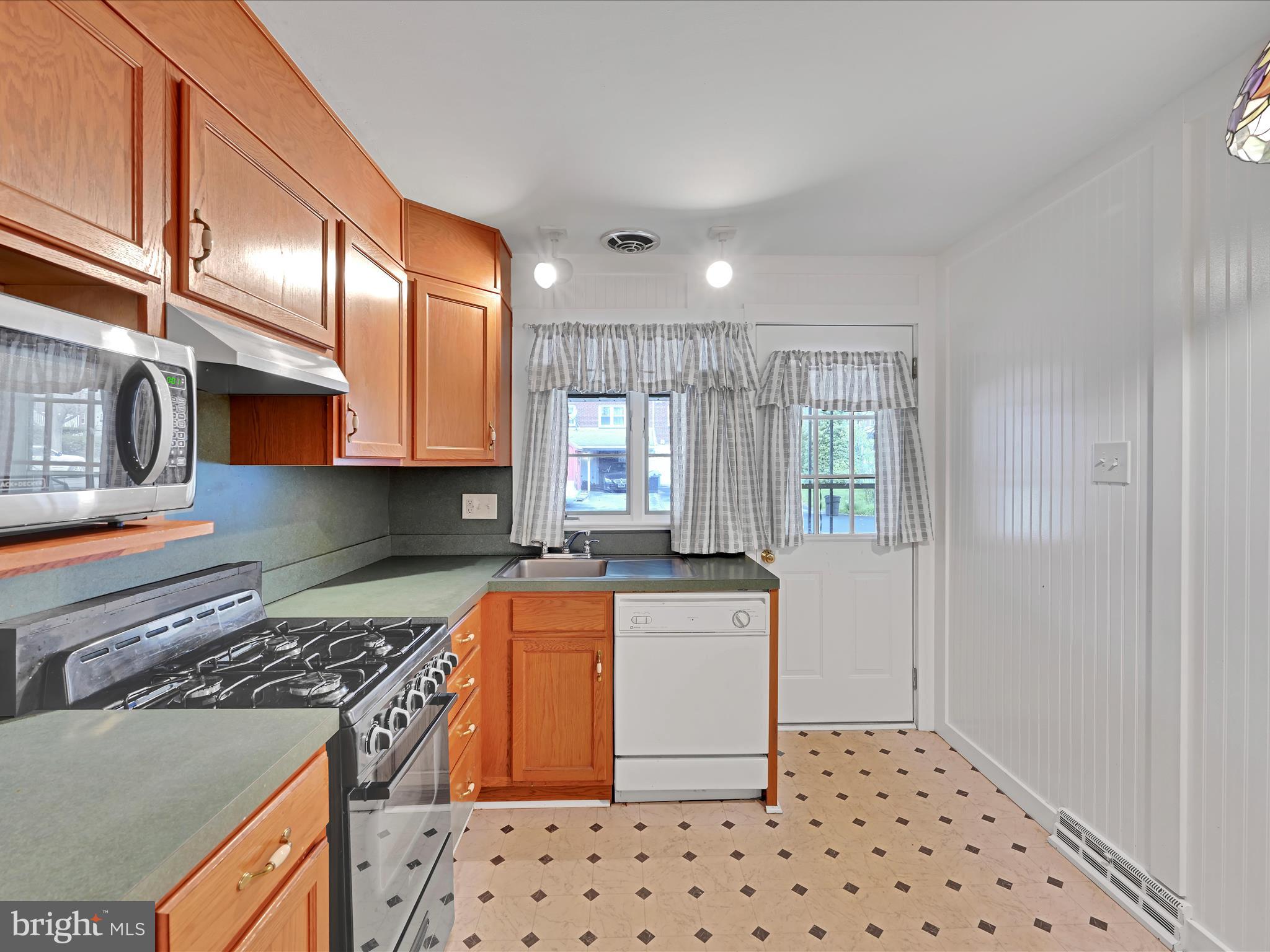 302 Playground Drive Reading, PA 19611 - Photo 9 of 22 Kitchen