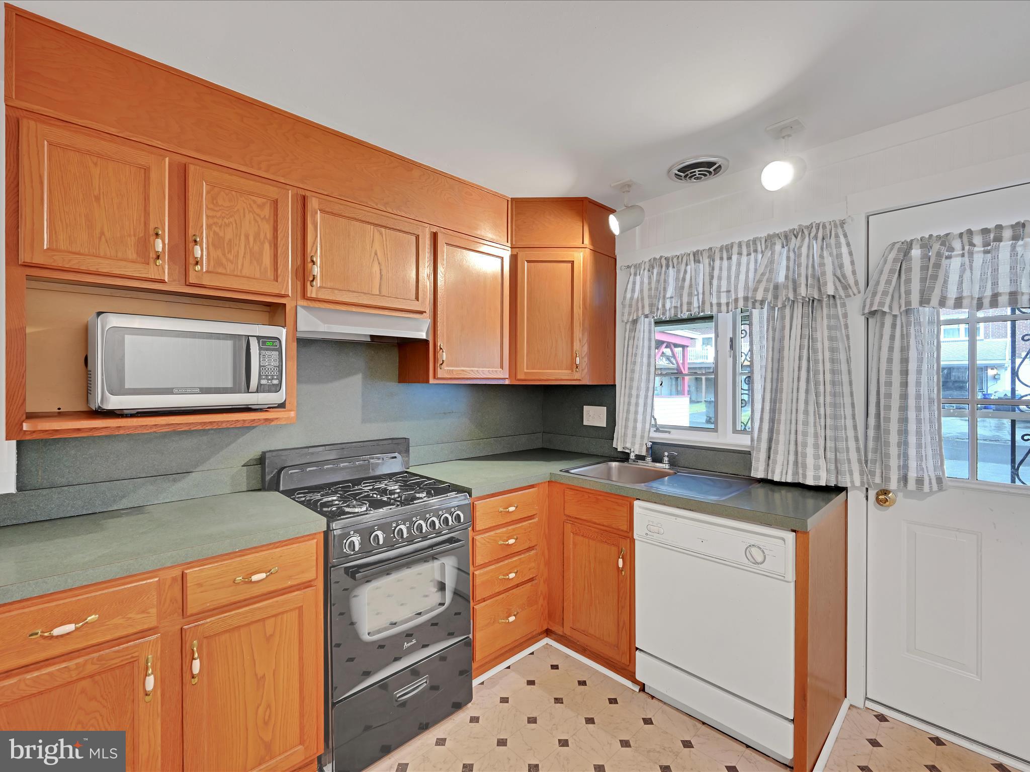 302 Playground Drive Reading, PA 19611 - Photo 10 of 22 Kitchen