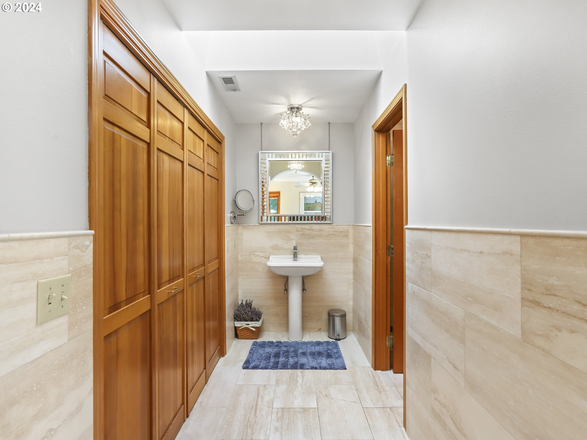21920 Northwest 67th Avenue Ridgefield, WA 98642 - Photo 23 of 48 a bathroom with a sink and mirror