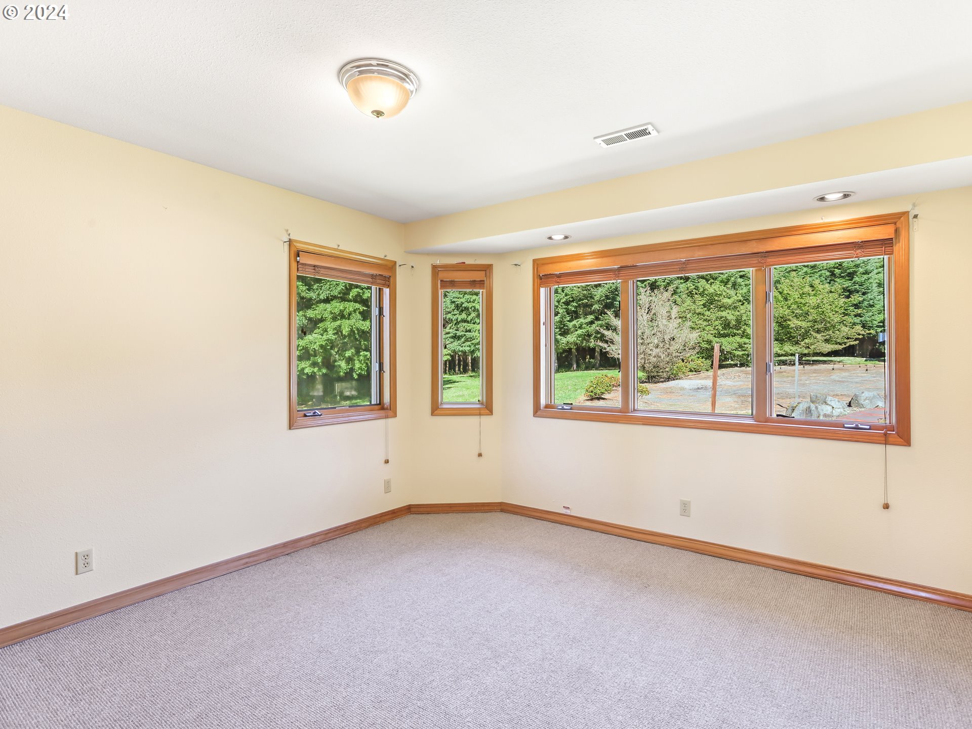 21920 Northwest 67th Avenue Ridgefield, WA 98642 - Photo 25 of 48 an empty room with windows