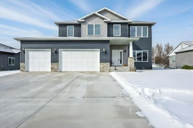 $600,000 | 7471 16th Street South, Fargo, ND 58104