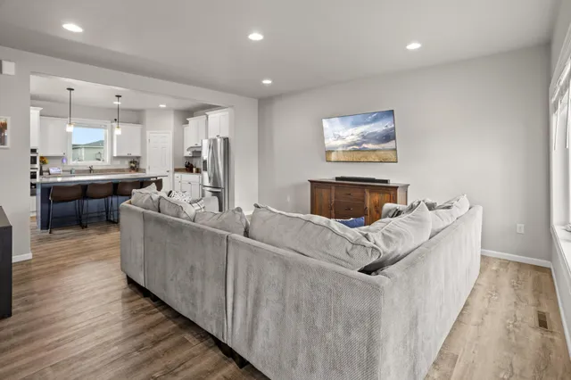 $600,000 | 7471 16th Street South, Fargo, ND 58104