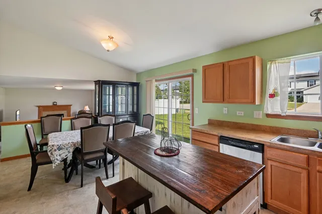 $344,900 | 1102 Nikki Court, Joliet, IL 60431