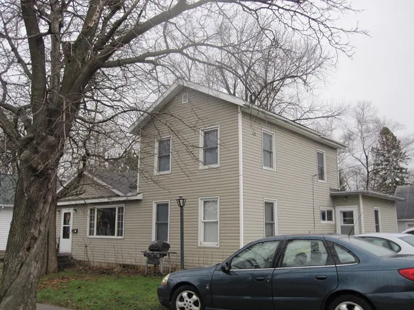$1,100 | 518.5 East Walnut Street, River Falls, WI 54022