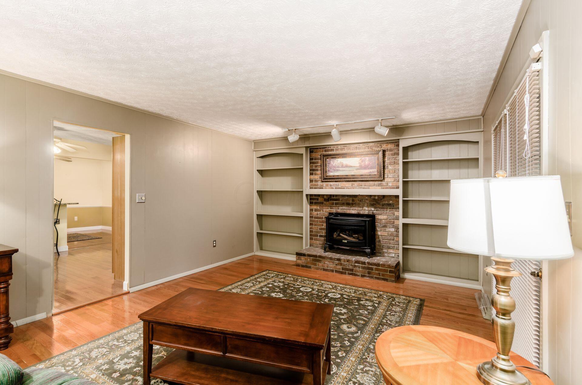77 South Spring Road Westerville, OH 43081 - Photo 3 of 38 Living Room