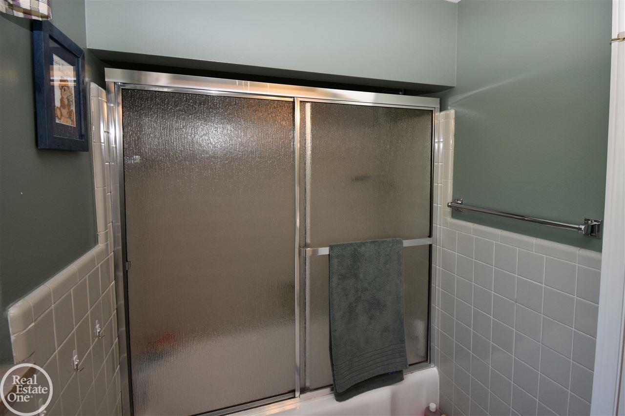 1596 South Renaud Road Grosse Pointe, MI 48236 - Photo 27 of 48 31348359-26.JPG