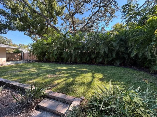 a view of a house with backyard
