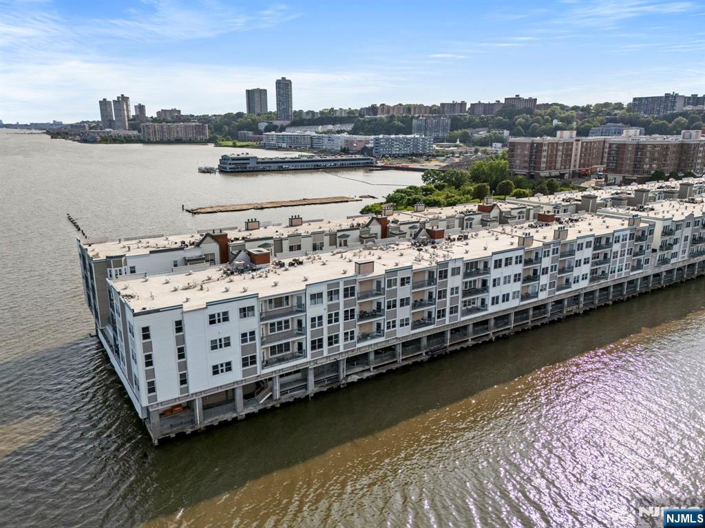 108 The Promenade, Unit 108 Edgewater, NJ 07020 - Photo 5 of 49