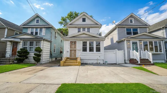 $800,000 | 237-09 93rd Road | Queens Village
