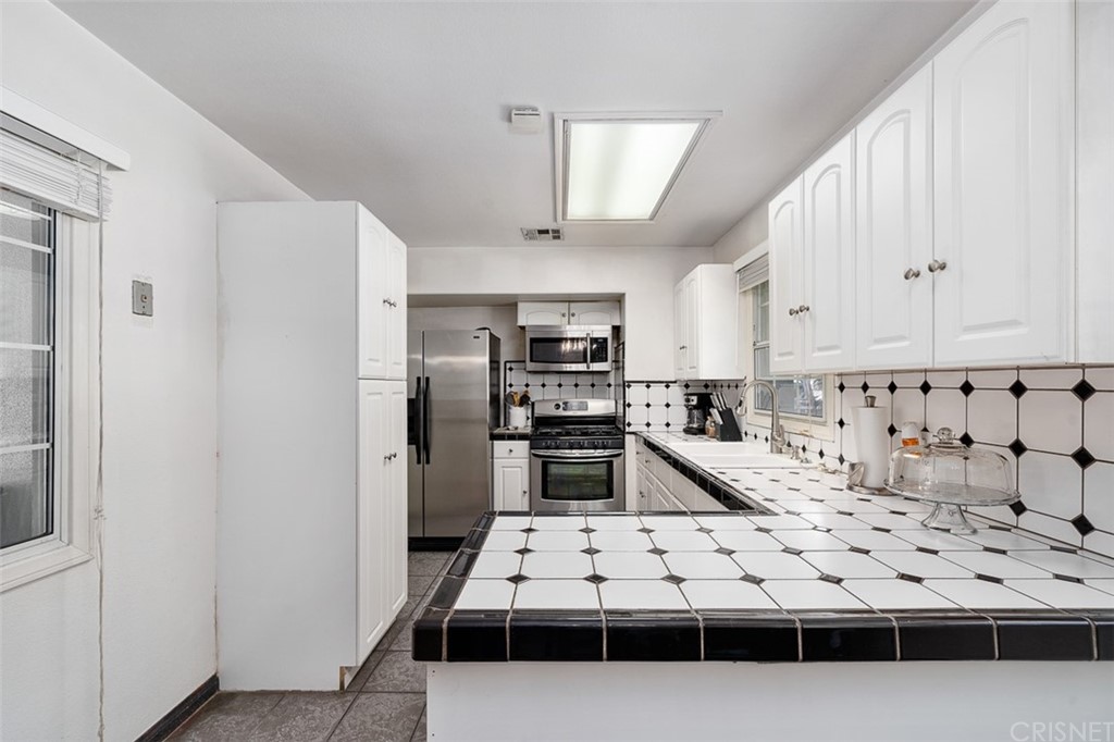 19454 Stagg Street Reseda, CA 91335 - Photo 8 of 39 Breakfast Bar